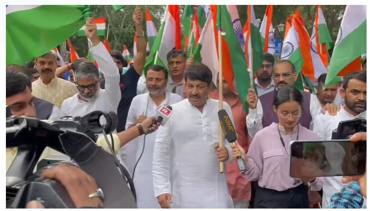 दिल्ली के करीब 300 लोगों के साथ तिरंगा प्रभार फेरी में शामिल हुए भाजपा सांसद मनोज तिवारी