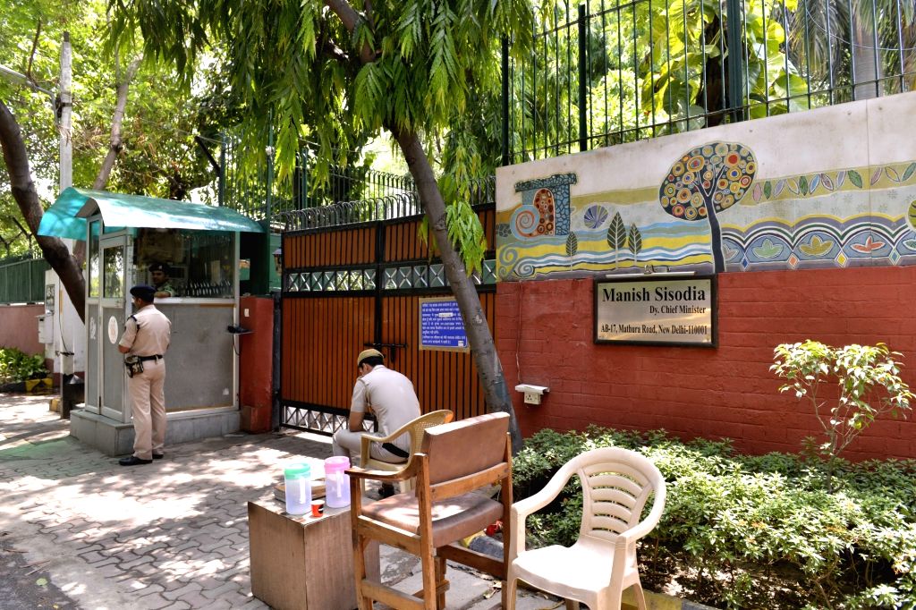 मनीष सिसोदिया के घर पर चल रही सीबीआई की रेड, राघव चड्ढा बोले- एसेंजी को मिले ज्योमेट्री बॉक्स