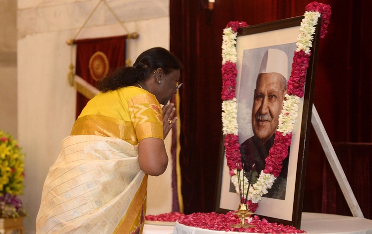 राष्ट्रपति द्रौपदी मुर्मु ने डॉ. शंकर दयाल शर्मा को उनकी जयंती पर दी श्रद्धांजलि