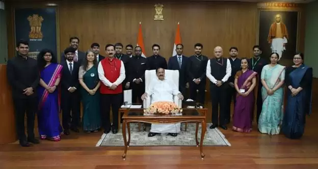 उपराष्ट्रपति ने भारतीय सूचना सेवा (आईआईएस) बैच 2018 और 2019 के अधिकारियों के साथ बातचीत की