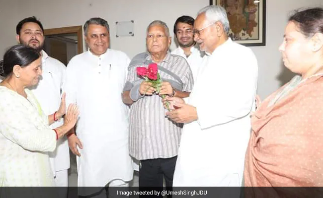 सीएम नीतीश कुमार ने लालू यादव से की मुलाकात, दिया गुलाब तो बोले यादव- अब इधर-उधर मत जैईयह