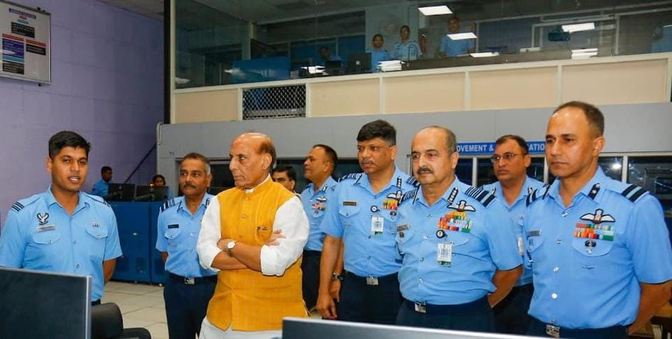 रक्षा मंत्री राजनाथ सिंह ने किया भारतीय वायुसेना के प्रमुख रडार स्टेशन का दौरा