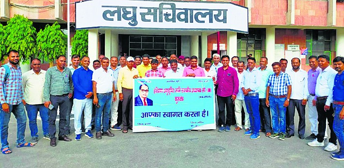 सीटीएम को सौंपा सीएम के नाम ज्ञापन:अध्यापक संघ ने चिराग योजना के विरोध में किया आंशिक धरना प्रदर्शन