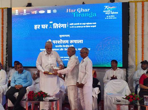 पुरषोत्तम रुपाला ने गुजरात स्थित राष्ट्रीय नमक सत्याग्रह स्मारक पर फहराया राष्ट्रीय ध्वज