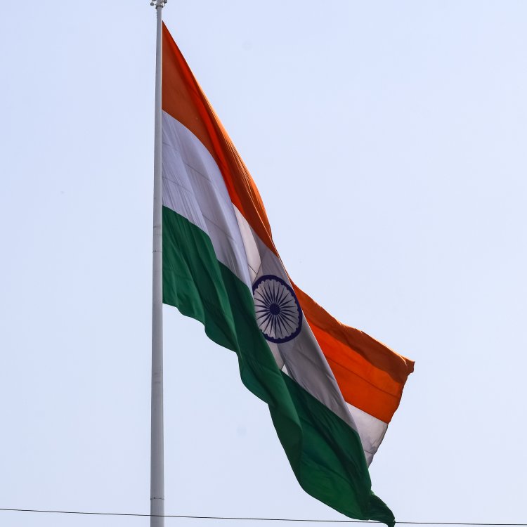 आज़ादी का अमृत महोत्सव: फटे और पुराने तिरंगे का क्या किया जाता है? जानें राष्ट्रीय ध्वज को लेकर नियम