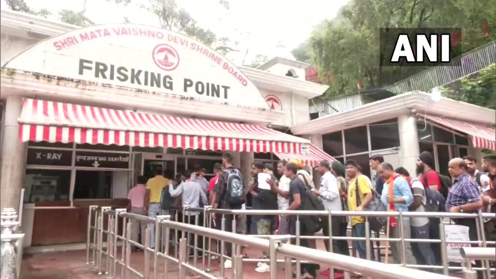 फिर से शुरू हुई माता वैष्णो देवी यात्रा, भारी बारिश के कारण दर्शन पर लगा था विराम Vaishno Devi Yatra, which was stopped after heavy rains in Jammu and Kashmir, has been resumed. The batch of devotees has left