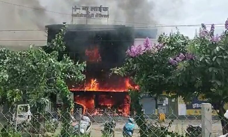 जबलपुर के एक अस्पताल में लगी भीषण आग, अब तक 10 लोगों की मौत, सीएम चौहान ने 5 लाख रुपये के मुआवजे का किया ऐलान