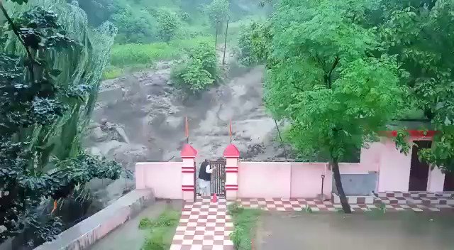 जम्मू-कश्मीर के रामबन में बादल फटने और लैंडस्लाइड से दो लोगों की मौत और कई घायल