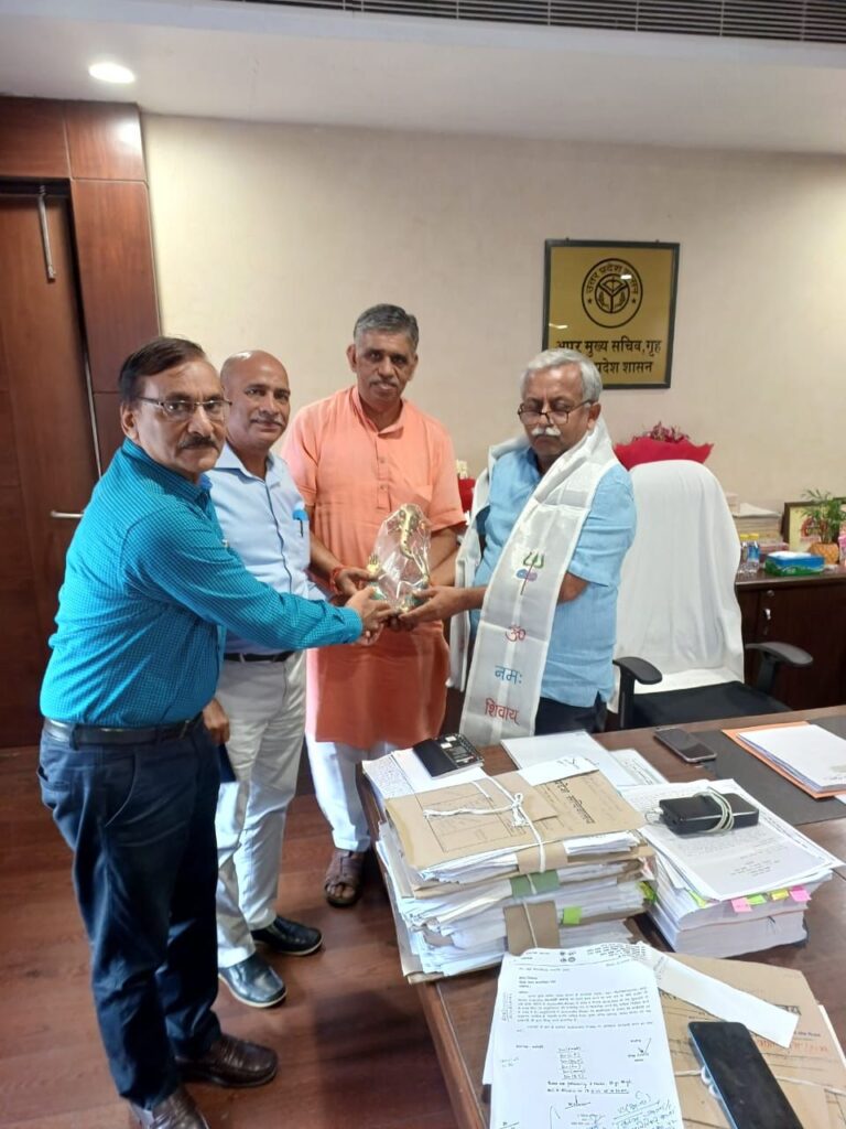 संस्कृति संज्ञान के पदाधिकारियों ने अपर मुख्य सचिव अवनीश अवस्थी से की मुलाकात, भेंट में दी भगवान गणेश की मूर्ति