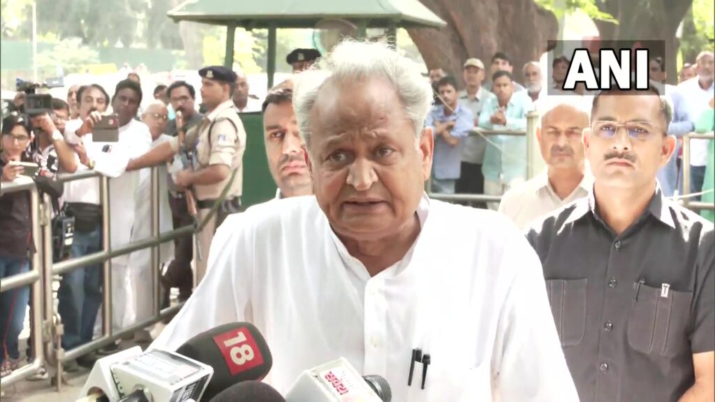 अशोक गहलोत नहीं लड़ेंगे चुनाव, सोनिया गांधी से मिलने के बाद किया ऐलान