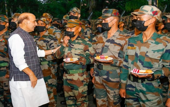 रक्षा मंत्री राजनाथ सिंह ने असम के दिनजान में सेना के फॉर्मेशन का दौरा किया