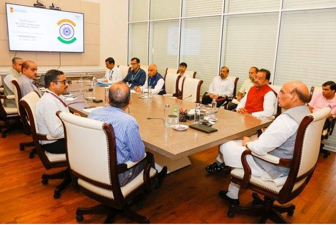 रक्षा मंत्री राजनाथ सिंह ने नई दिल्ली में डेफएक्सपो 2022 की तैयारियों का लिया जायजा