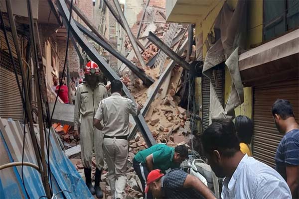 दिल्ली की आजाद मार्केट में 4 मंजिला बिल्डिंग गिरने से 3 मजदूरों की मौत, बच्चों समेत कई के दबे होने की आशंका