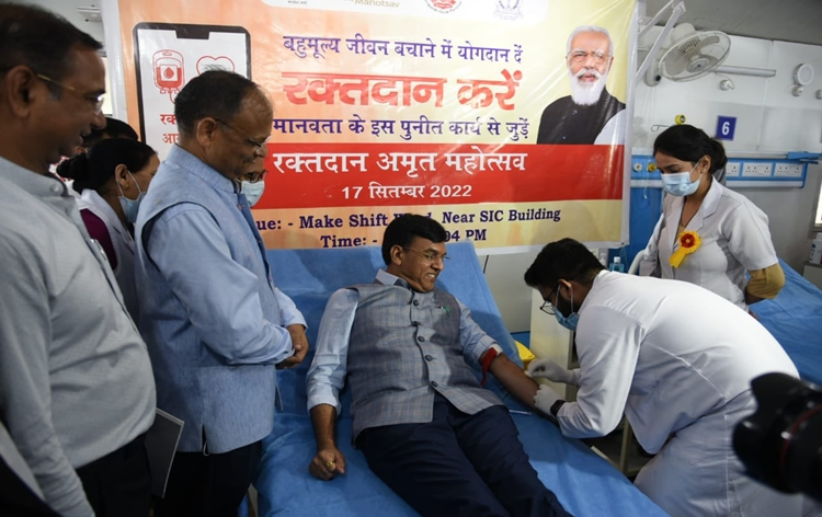 “तकनीकी प्रगति के बावजूद, रक्त का कोई विकल्प नहीं और 1 यूनिट रक्त तीन लोगों की जान बचा सकता है”- डॉ. मनसुख मांडविया