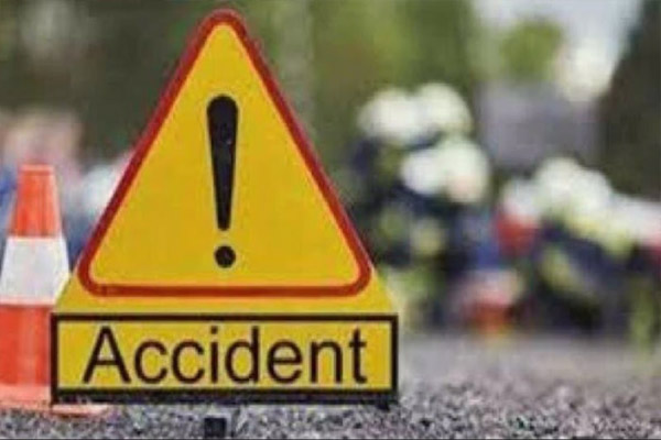 यूपी : मिर्जापुर में अनियंत्रित कार ने बाइक को मारी टक्कर, 4 की मौत