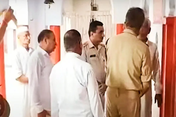 दंगे कराने की साजिश: शामली के मंदिर में फेंका मांस का टुकड़ा, पुलिस फोर्स तैनात