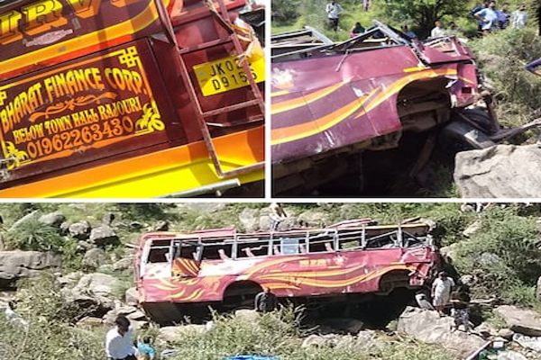 जम्मू और कश्मीर के राजौरी में बड़ा हादसा, अनियंत्रित होकर गहरी खाई में गिरी बस, 5 यात्रियों की दर्दनाक मौत