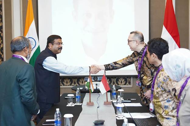 इंडोनेशिया के बाली में कई बैठकों में शामिल हुए धर्मेंद्र प्रधान, शिक्षा 2030 के एजेंडे पर यूनेस्को के एडीजी के साथ की चर्चा