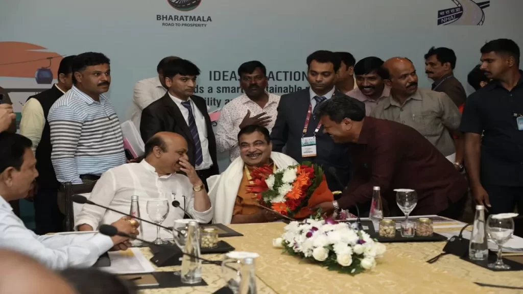 नितिन गडकरी ने कर्नाटक के मुख्यमंत्री बसवराज बोम्मई के साथ की बैठक