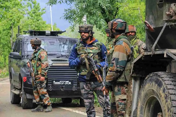 कुपवाड़ा में घुसपैठ नाकाम: सुरक्षाबलों ने दो आतंकियों को मार गिराया, AK-47 समेत भारी मात्रा में हथियार बरामद