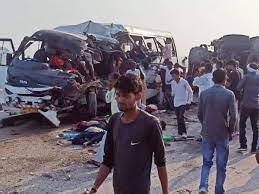 लखीमपुर खीरी में दर्दनाक हादसा, बस से जा टकराई ट्रक, आठ लोगों की मौत
