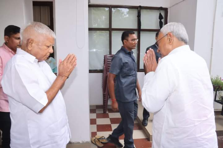 पटना में लालू यादव से मुलाकात कर दिल्ली के लिए रवाना हुए सीएम नीतीश, दिल्ली में राहुल गांधी के साथ होगी बैठक