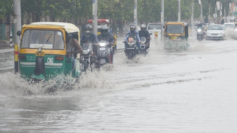 लखनऊ में हो रही मूसलाधार बारिश, स्कूल-ऑफिस किए गए बंद