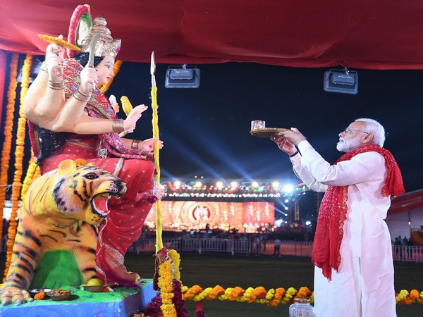 अहमदाबाद में नवरात्रि उत्सव समारोह में शामिल हुए पीएम मोदी, लाखों श्रद्धालुओं के साथ की महा आरती