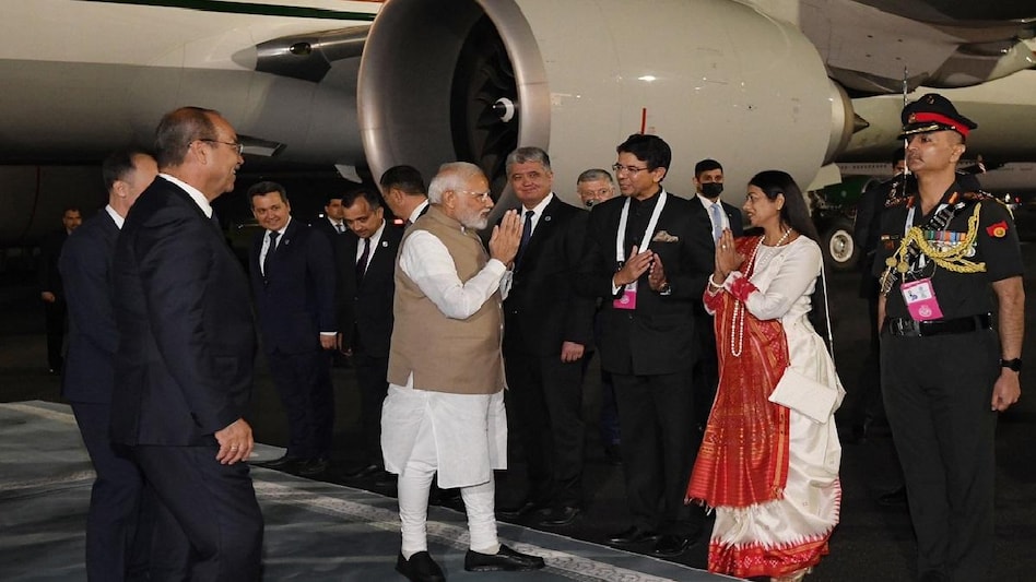 एससीओ समिट में शिरकत करने समरकंद पहुंचे पीएम मोदी, एयरपोर्ट पर उज्बेकिस्तान के प्रधानमंत्री ने किया स्वागत