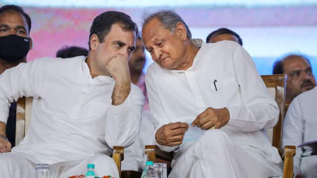 राजस्थान: एक बार फिर संकट में कांग्रेस, 90 से अधिक कांग्रेसी और निर्दलीय विधायकों ने दिया इस्तीफा