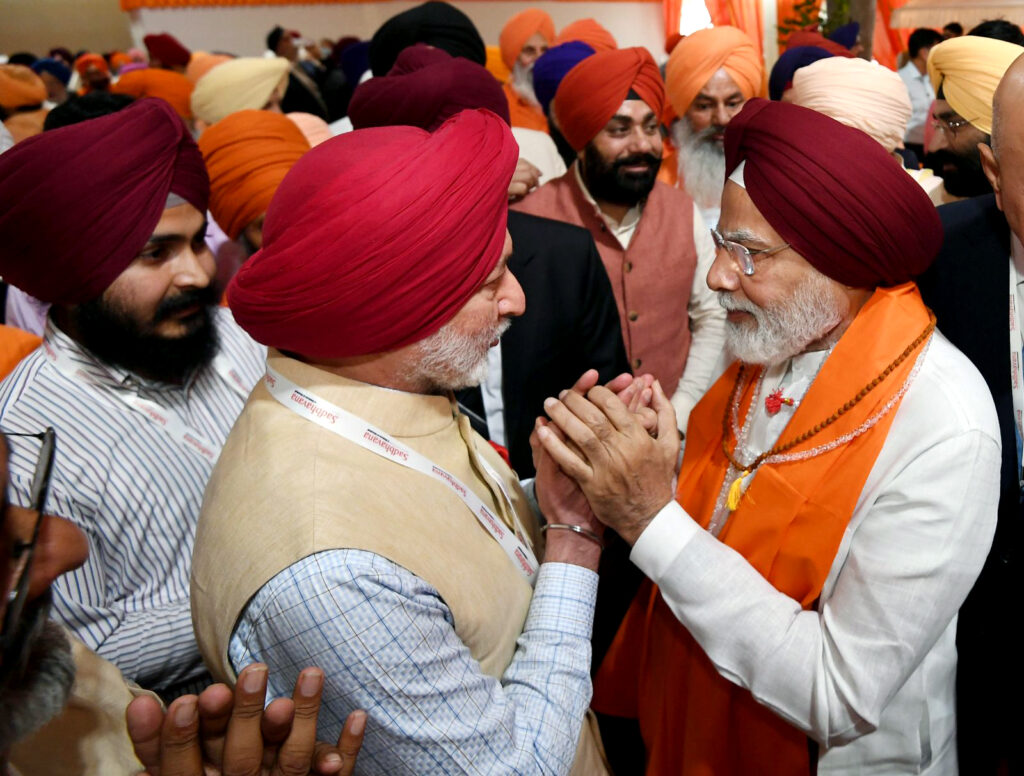 प्रधानमंत्री मोदी ने सिख प्रतिनिधिमंडल से की मुलाकात, प्रतिनिधिमंडल ने पगड़ी बांधकर और सिरोपा भेंट कर दिया सम्मान