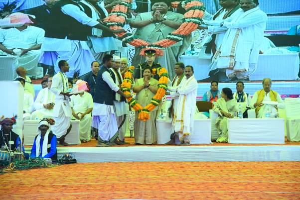 आदिवासी सभ्यता और संस्कृति प्रकृति से जुड़े हैं- राज्यपाल उइके