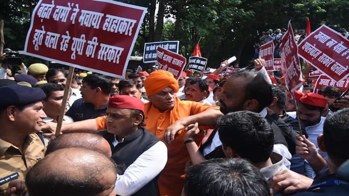 यूपी विधान सभा के मानसून सत्र से पहले हंगामा, पैदल मार्च के बाद सपा विधायकों ने किया धरना प्रदर्शन
