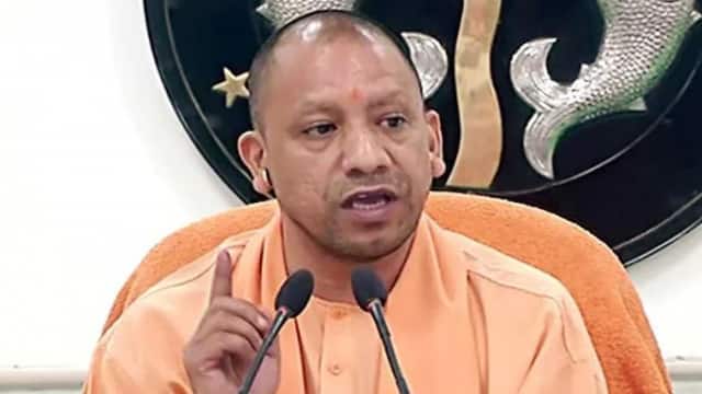 सीएम योगी आदित्यनाथ ने पुलिस अफसरों को दिया निर्देश, महिलाओं के खिलाफ हो रहे अपराधों पर लगे अंकुश