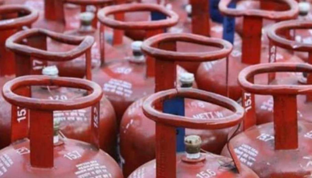 25.50 रुपये सस्ता हुआ गैस सिलेंडर, जानें किसको मिलेगा फायदा