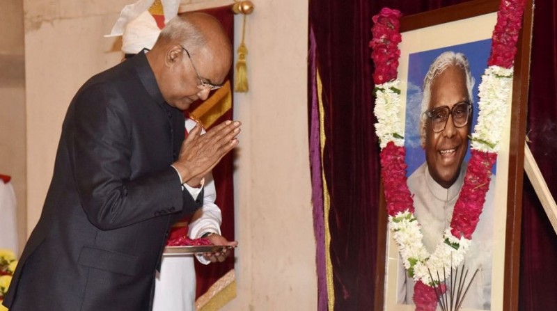 राष्ट्रपति ने के.आर. नारायणन की जयंती पर उन्हें अर्पित की पुष्पांजलि