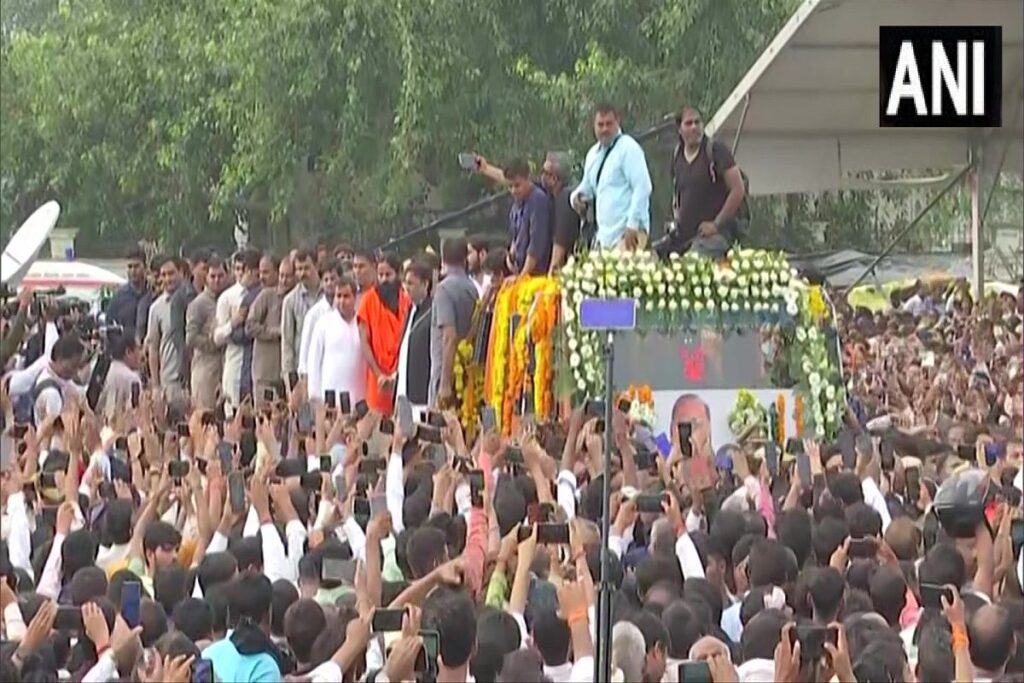 पंचतत्व में विलीन हुए मुलायम सिंह यादव, राजकीय सम्मान के साथ दी गई अंतिम विदाई