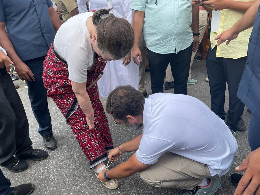 राहुल ने बांधे सोनिया गांधी के जूतों के फीते तो सोशल मीडिया पर छिड़ी बहस, लोग बोले- मोदी करें तो ‘स्टंट’, कांग्रेस करे तो ‘प्यार’ कैसे?