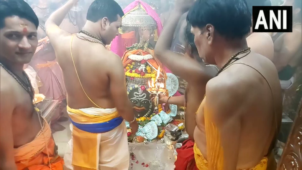 उज्जैन महाकाल मंदिर में स्पेशल आरती, भारी संख्या में पहुंचे श्रद्धालु