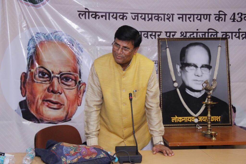 लोकतंत्र बचाने की जिम्मेदारी हम सबकी — प्रो. आनंद कुमार