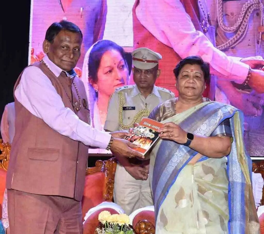 सतगुरू गोबिन्दराम साहिब जी के जन्मोत्सव कार्यक्रम में हुईं शामिल राज्यपाल उइके, जरूरतमंद बच्चों को बांटे अन्न और कपड़े