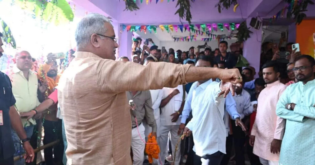 दिवाली के बाद मनाई जाती है छत्तीसगढ़ की अनोखी परंपरा, मंदिर पहुंच सीएम भूपेश बघेल ने खाए सोंटे