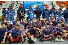 भारतीय तटरक्षक ने बचाई 20 बांग्लादेशी मछुआरों को जान, बांग्लादेशी समकक्ष को सौंपा