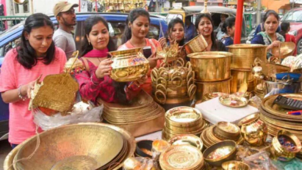 धनतेरस पर भूलकर भी ना करें इन चीजों की खरीदारी, लक्ष्मी जी हो जाती है नाराज