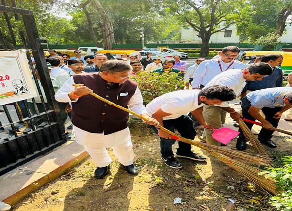 इस्पात और ग्रामीण विकास राज्यमंत्री फग्गन सिंह कुलस्ते और इस्पात मंत्रालय के अधिकारियों ने चलाया स्वच्छता अभियान