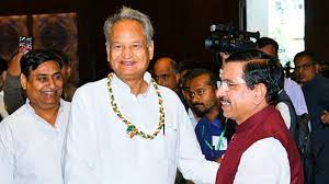 सोलर प्रोजेक्ट MOU कार्यक्रम में गहलोत ने की प्रहलाद जोशी की तारीफ, बोले- आपने संकट में मदद की