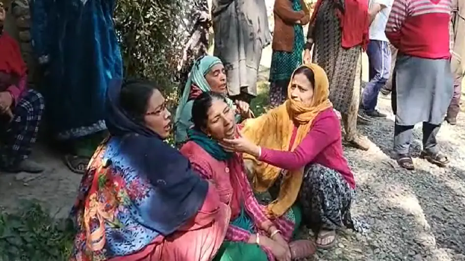 जम्मू-कश्मीर के शोपियां में आतंकियों ने कश्मीर पंडित की गोली मारकर हत्या