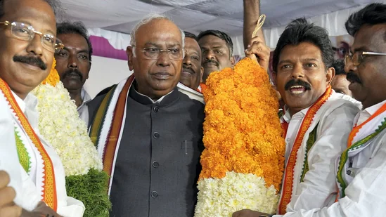 मल्लिकार्जुन खड़गे बने कांग्रेस के नए अध्यक्ष, शशि थरूर को मिली हार, 7897 वोटों से मिली जीत
