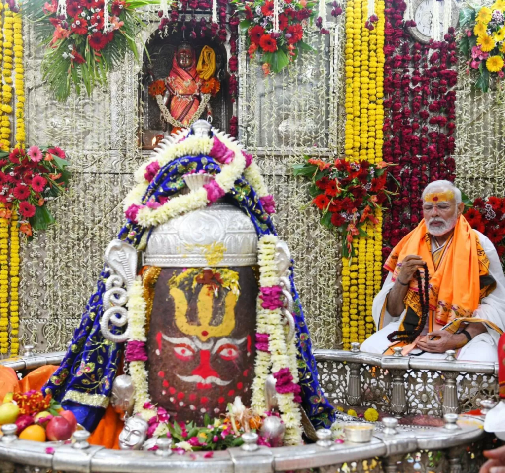 प्रधानमंत्री ने उज्जैन में श्री महाकाल लोक में महाकाल लोक परियोजना का पहला चरण राष्ट्र को किया समर्पित, गर्भगृह में की पूजा और आरती
