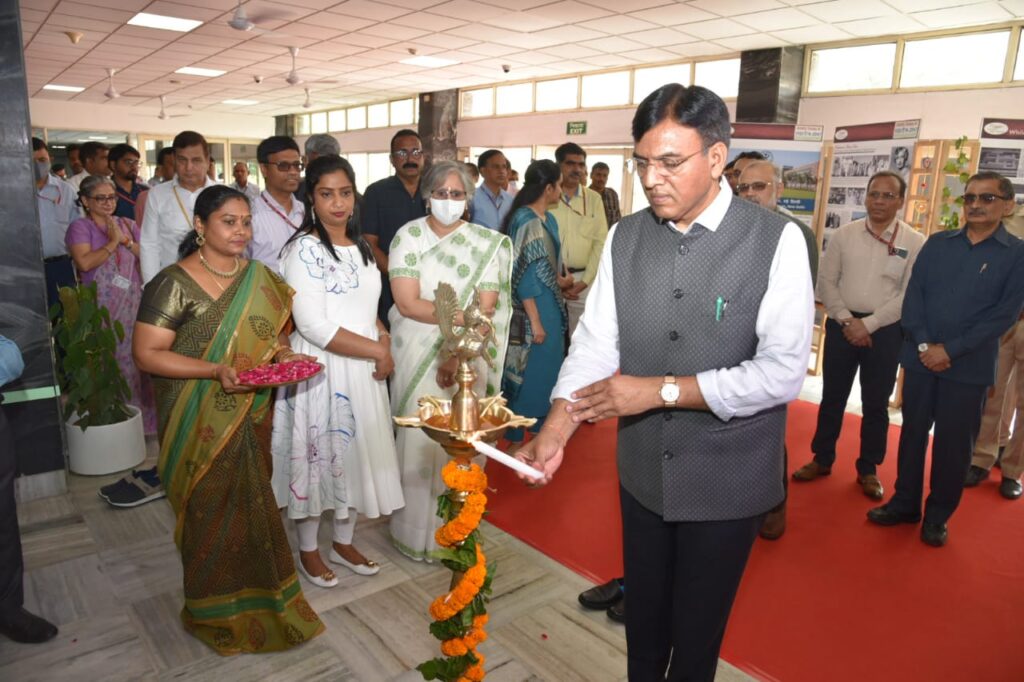 “राष्ट्रीय स्वैच्छिक रक्तदान दिवस पर, आइए हम सभी किसी और के लिए हमेशा मौजूद रहने और नियमित रूप से रक्तदान करने का संकल्प लें”: स्वास्थ्य मंत्री मनसुख